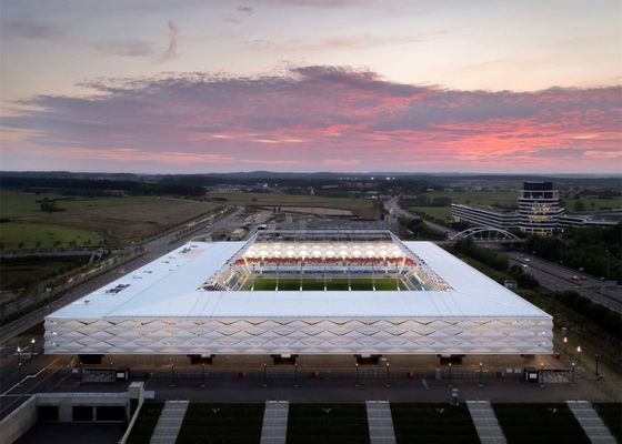 Le gymnase préfabriqué typique a galvanisé la longue construction d'acier d'envergure