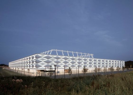 Le gymnase préfabriqué typique a galvanisé la longue construction d'acier d'envergure