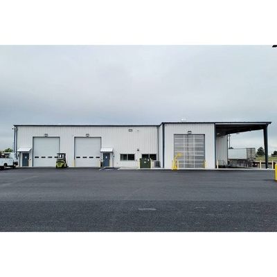 La construction préfabriquée d'entrepôt de structure métallique de poutre en double T de grande envergure ignifugent avec le panneau "sandwich"