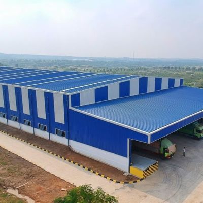 La construction préfabriquée d'entrepôt de structure métallique de poutre en double T de grande envergure ignifugent avec le panneau "sandwich"