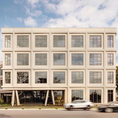 Envergure protégeant du vent commerciale préfabriquée ISO9001 d'immeuble de bureaux de structure métallique grande