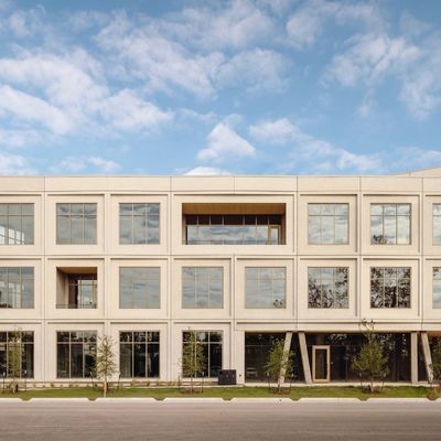 Envergure protégeant du vent commerciale préfabriquée ISO9001 d'immeuble de bureaux de structure métallique grande