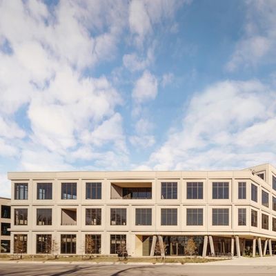 Envergure protégeant du vent commerciale préfabriquée ISO9001 d'immeuble de bureaux de structure métallique grande
