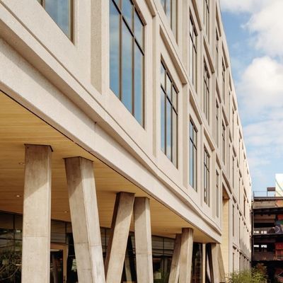 Envergure protégeant du vent commerciale préfabriquée ISO9001 d'immeuble de bureaux de structure métallique grande