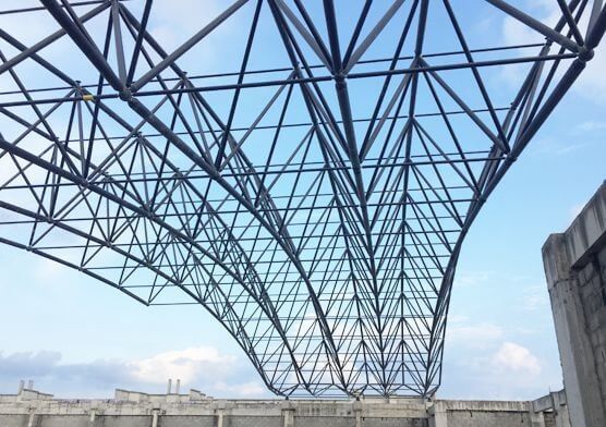 Entrepôt préfabriqué en acier laminé à chaud/soudé de section de H avec la grue 3-20T