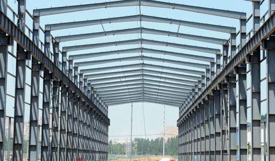 Entrepôt préfabriqué en acier laminé à chaud/soudé de section de H avec la grue 3-20T