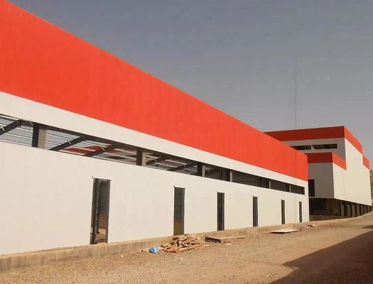 Entrepôt en acier soudé adapté aux besoins du client de section de H avec des murs de tôle d'acier de panneau "sandwich"