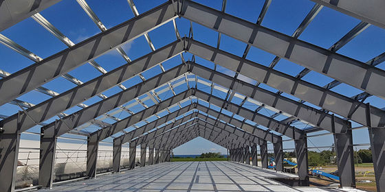 Entrepôt à structure métallique robuste avec protection ignifuge