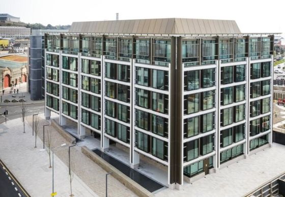 Bâtiment en acier préfabriqué galvanisé pour bureaux avec toit incliné et fondation en béton