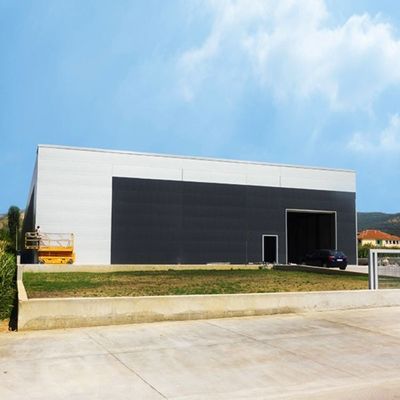 Le stockage léger de bâtiment d'atelier d'entrepôt de structure métallique a adapté aux besoins du client
