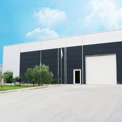 Le stockage léger de bâtiment d'atelier d'entrepôt de structure métallique a adapté aux besoins du client