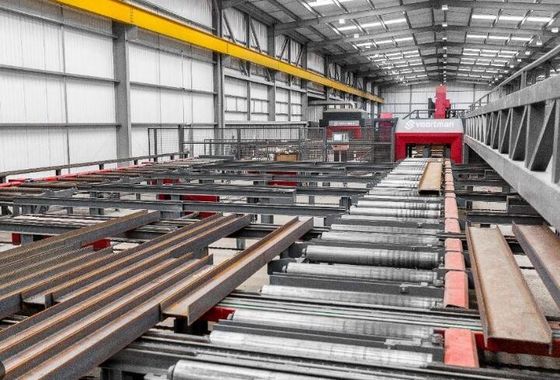 Construction en acier conçue de manière efficace avec un revêtement en acier à section C/Z