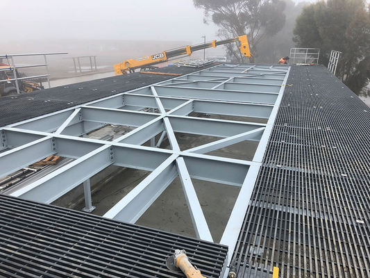 Fondation en béton et cadre de portail en acier pour la construction préfabriquée en acier