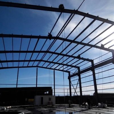Atelier de cadre en acier établissant la construction structurelle d'entrepôt
