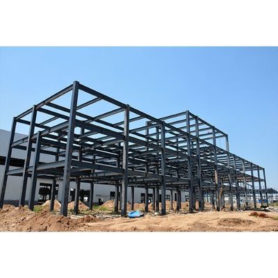 Atelier de cadre en acier établissant la construction structurelle d'entrepôt