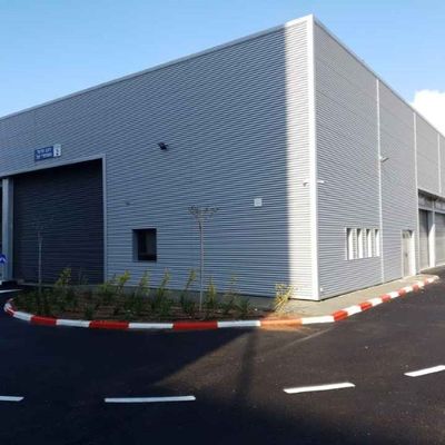 Atelier de cadre en acier établissant la construction structurelle d'entrepôt