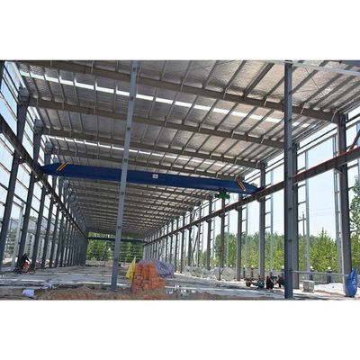 Atelier de cadre en acier établissant la construction structurelle d'entrepôt