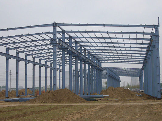Atelier de construction métallique préfabriquée en acier avec structure de portail et isolation