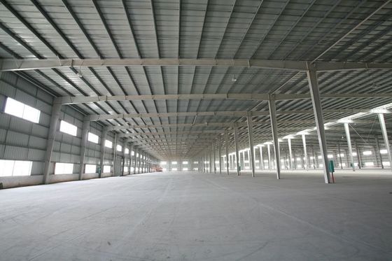 Atelier de construction métallique préfabriquée en acier avec structure de portail et isolation