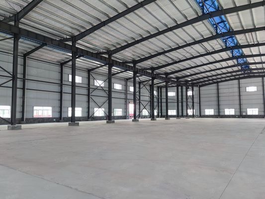 Atelier de construction métallique préfabriquée en acier avec structure de portail et isolation
