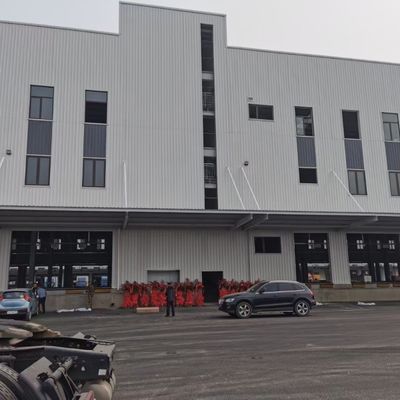 Installation rapide d'un entrepôt de structure en acier à grande portée pour l'industrie