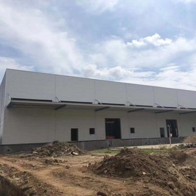 Un atelier de construction en acier préfabriqué avec panneau sandwich