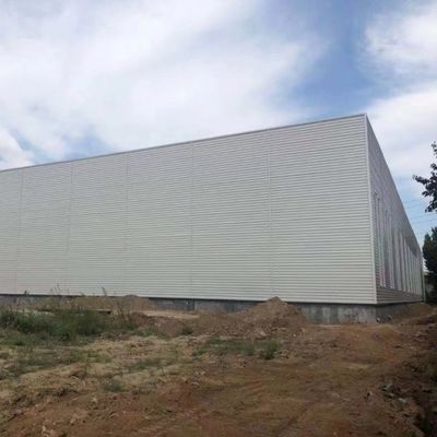 Un atelier de construction en acier préfabriqué avec panneau sandwich
