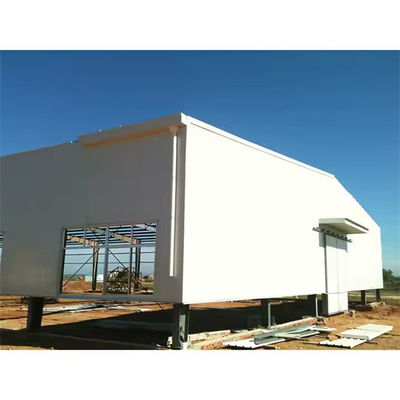 Entrepôt en acier préfabriqué avec isolation et fenêtres en aluminium