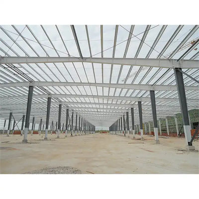 Entrepôt en acier préfabriqué avec isolation et fenêtres en aluminium