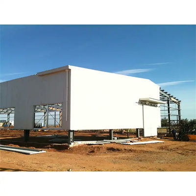 Entrepôt en acier préfabriqué avec isolation et fenêtres en aluminium