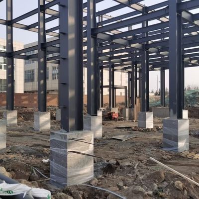 Atelier de construction de structures en acier léger de grande portée avec poutre de grue