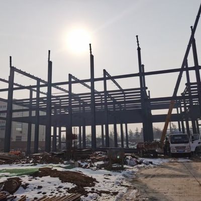 Atelier de construction de structures en acier léger de grande portée avec poutre de grue