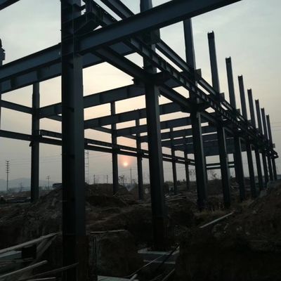 Atelier de construction de structures en acier léger de grande portée avec poutre de grue