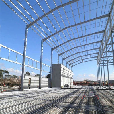 Structure en acier soudé en section H entrepôt pour toit en pente et panneau sandwich mur