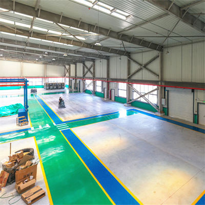 Structure de portail personnalisée Atelier de construction métallique avec porte enroulée