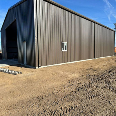 Atelier de construction métallique durable avec une cloison en acier à section Z et une fenêtre en acier plastique