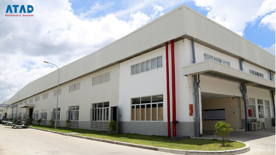 Un grand immeuble de bureaux en acier préfabriqué avec un toit incliné et une fondation en béton