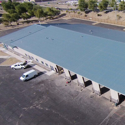 Atelier de production et de transformation de structures en acier avec toit en pente