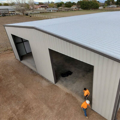 Atelier de production et de transformation de structures en acier avec toit en pente