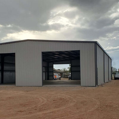 Atelier de production et de transformation de structures en acier avec toit en pente