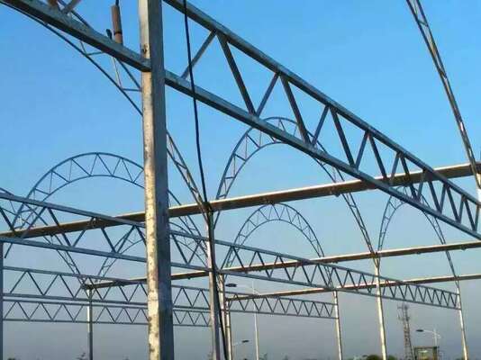 Serre en film PE à travée continue, utilisée pour améliorer et accélérer la maturation des légumes