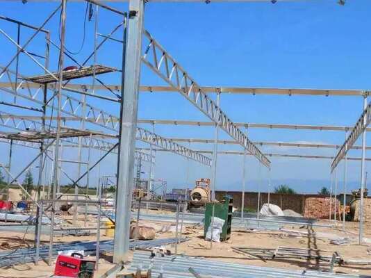 Serre en film PE à travée continue, utilisée pour améliorer et accélérer la maturation des légumes